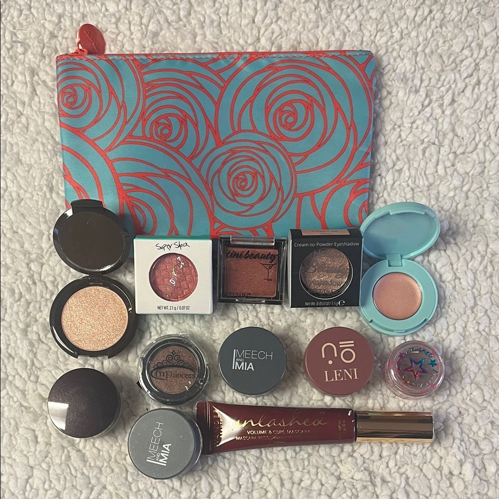 Eyeshadow Collection with Red and Blue Bag